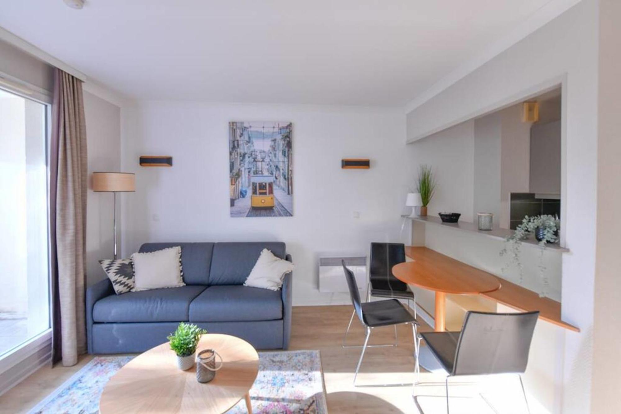 Cosy With Balcony Near Buttes Chaumont Parijs